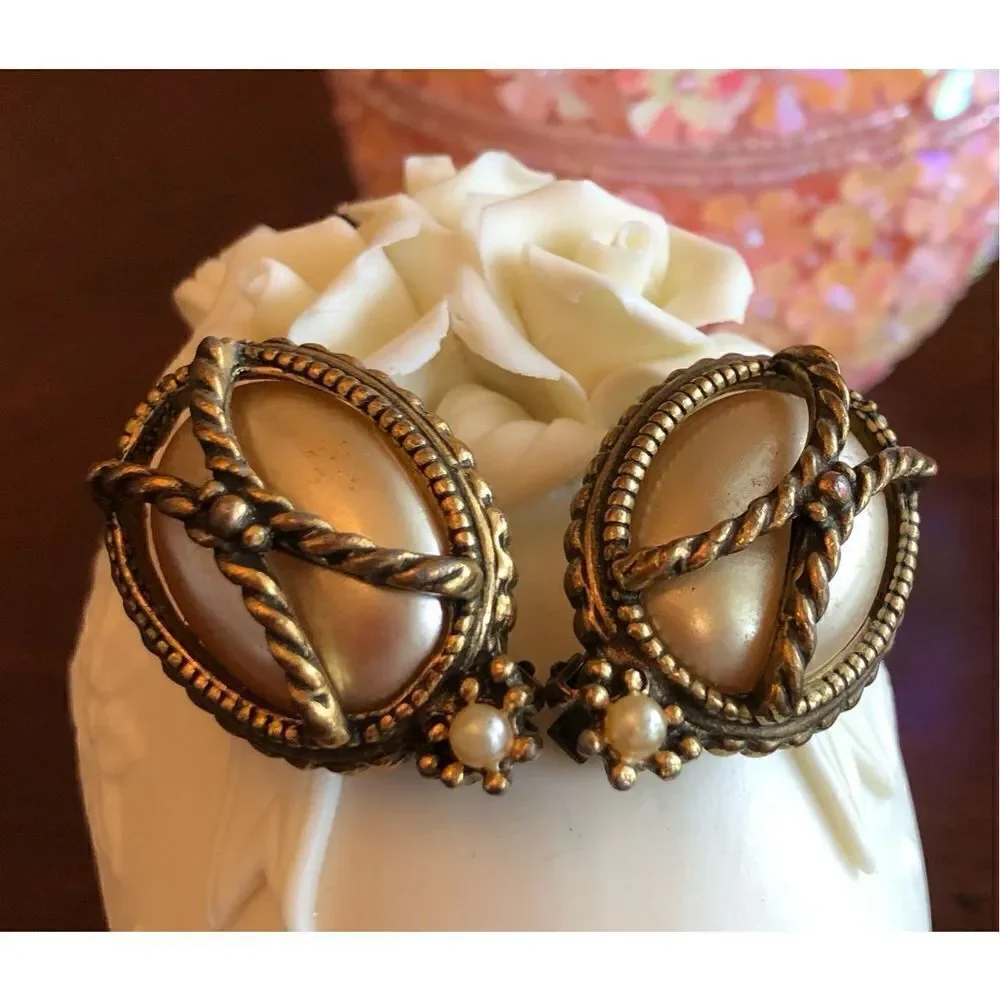REGAL - 🎉HPx2 🎉 Vintage Regal Gothic-Style Oval Faux Pearl Chunky Clip-Ons